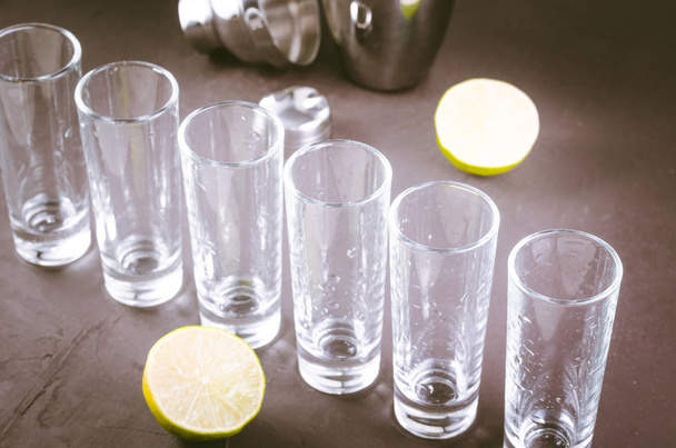 shots ready for alcohol on bar/shots ready for alcohol and lime on a dark background - Foto, Bild