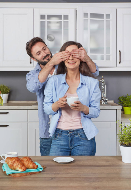 молодая влюбленная пара на кухне - Фото, изображение