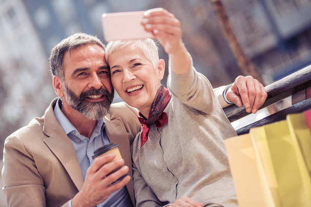 glückliches reifes Paar macht Selfie auf Smartphone im Freien  - Foto, Bild