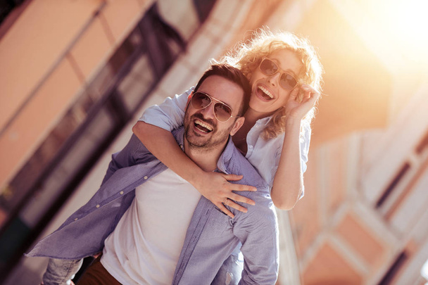 jovem casal se divertindo ao ar livre e sorrindo
 - Foto, Imagem