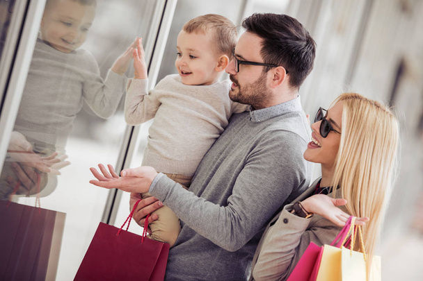 Famiglia felice con shopping bag in città
 - Foto, immagini