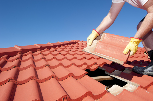bouwvakker tegel dakbedekking reparaties - Foto, afbeelding