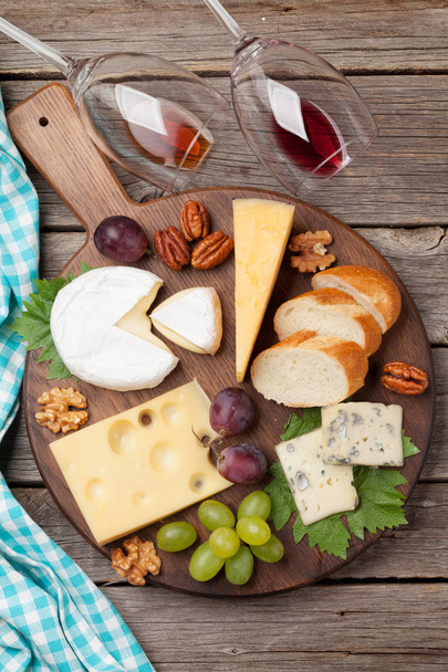 Vino, uva, pan, nueces y queso. Vista superior
 - Foto, imagen