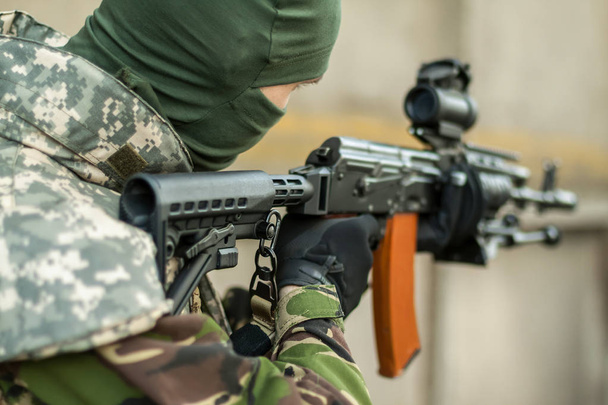 refleks görme ile bir Ak-47 ile nişan adam - Fotoğraf, Görsel