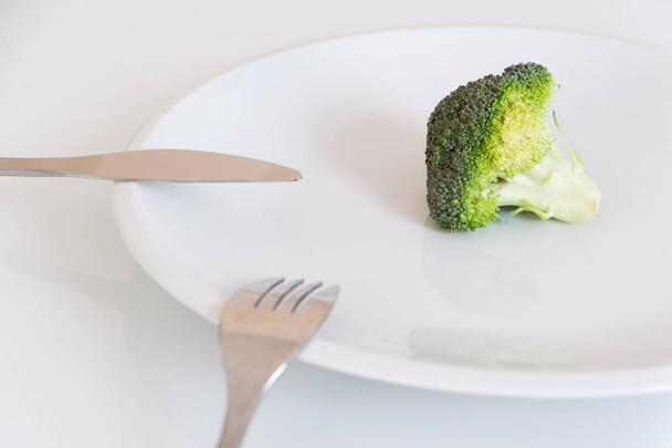 Piatto vuoto con singolo cavolo vegetale significato concetto di dieta
 - Foto, immagini