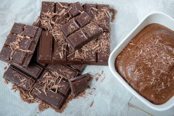 perto da mousse de chocolate escuro com comprimidos
 - Foto, Imagem