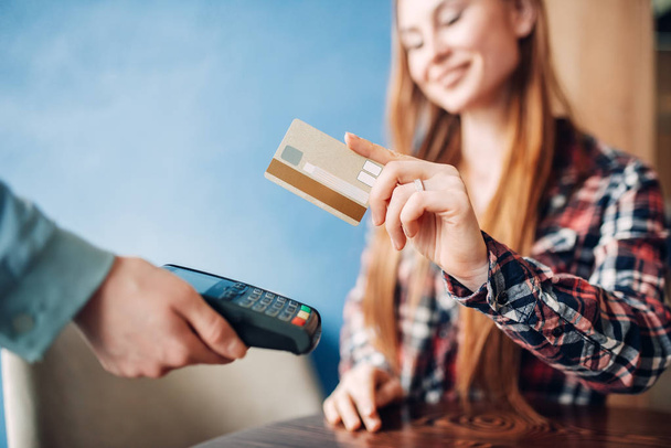 ödeme kredi kartı kafede, garsonun el ile ödeme terminal, modern teknoloji ile genç kadın - Fotoğraf, Görsel