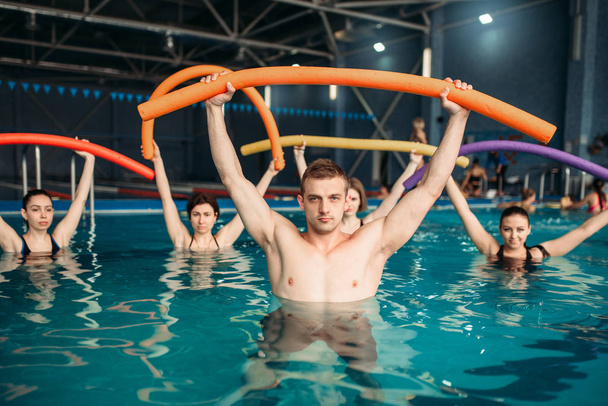Aqua aerobik trening z jasnym sprzęt w centrum sportów wodnych, kryty basen rekreacyjny wypoczynek - Zdjęcie, obraz