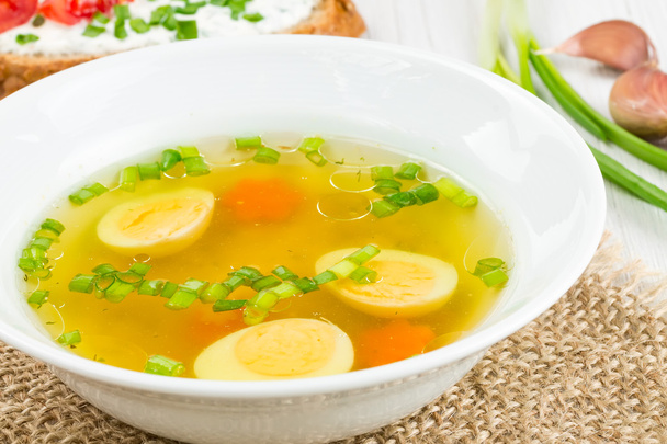 Sopa caliente con huevo cocido
 - Foto, Imagen