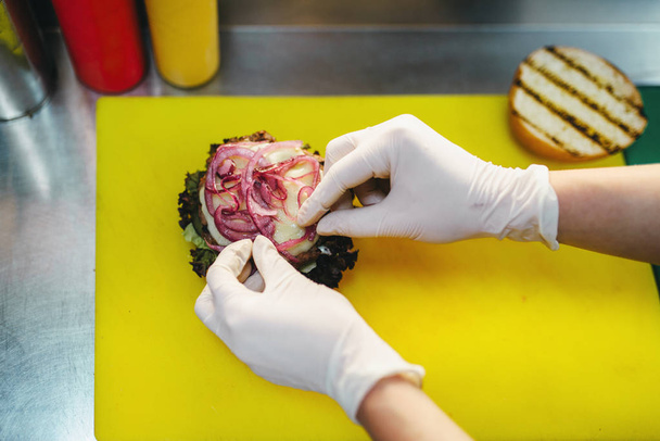 cuoco maschio in guanti al lavoro, processo di preparazione di hamburger
 - Foto, immagini
