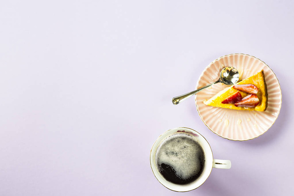 Desayuno de primavera con tarta de queso y café sobre fondo morado. Copiar espacio. Vista superior, plano
 - Foto, imagen