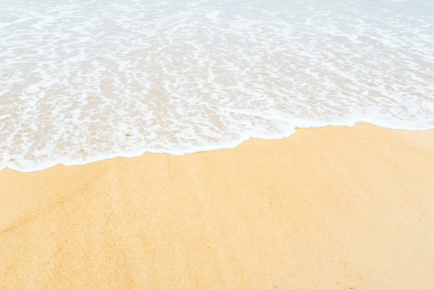 Παραλία με άμμο και απαλή εστίαση από το κύμα της θάλασσας για φόντο - Φωτογραφία, εικόνα