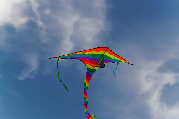 повітряний змій проти блакитного неба і білих хмар
 - Фото, зображення
