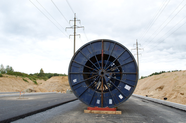 carrete de cable de alta tensión rollo de carretera construcción
 - Foto, imagen