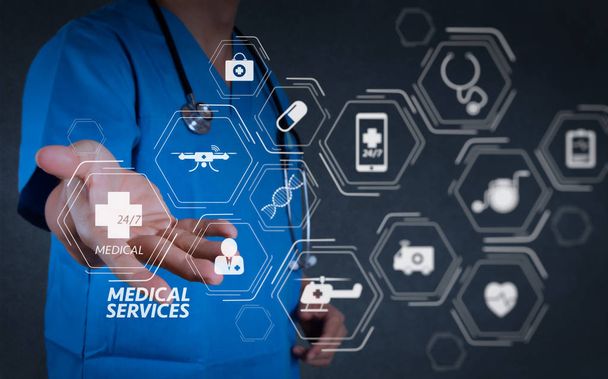 Генеральний медичні послуги (Gms) і Генеральний Practitioners(Gps or family doctors) diagram.smart доктор роботи з віртуальний екрану у сучасний лікарні. - Фото, зображення