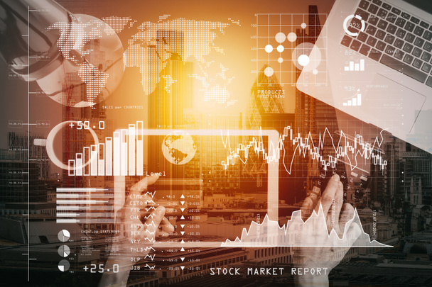 Инвестор анализирует отчет фондового рынка и финансовую приборную панель с бизнес-аналитикой (BI), с ключевыми показателями эффективности (KPI) .Концепция интернет-покупок.
. - Фото, изображение