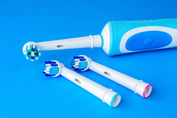 Cepillo de dientes eléctrico sobre fondo azul - Foto, Imagen