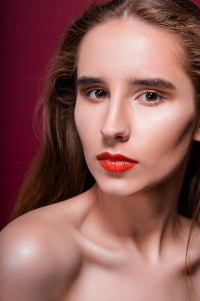 Beauty portrait of young brunette woman with clean skin and red lips - Foto, Imagen