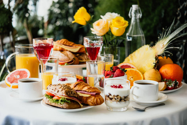 Healthy breakfast served with coffee, frouts and sandwiches - Foto, immagini