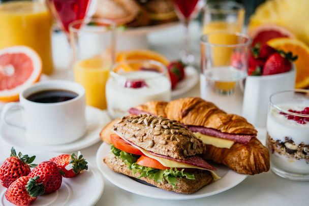 健康的な朝食とコーヒーやフルーツ、サンドイッチ、ミューズリー - 写真・画像