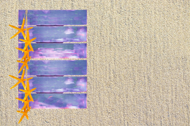Фиолетовое дерево желтая звезда летняя тема копировать пространство пляжный песок фон текстуры
. - Фото, изображение