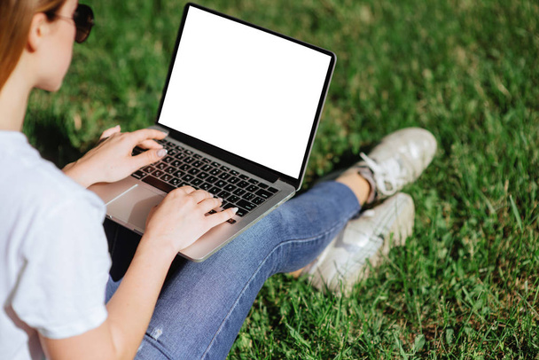 The girl works on a laptop close-up in the Park, - Foto, Imagen