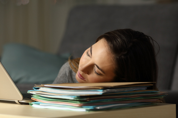 Lavoratori autonomi stanchi che dormono su un sacco di documenti a tarda notte a casa
 - Foto, immagini