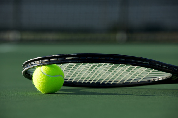 piłka tenisowa i rakieta - Zdjęcie, obraz