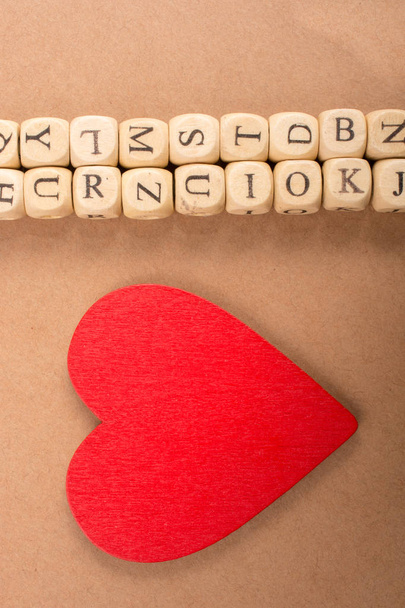 Fából készült szerelem piros ikon és a levél kocka - Fotó, kép
