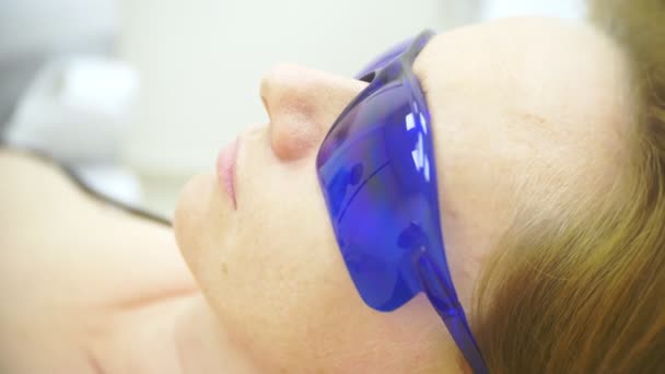 laser hair removal. doctor in gloves. 4k, close-up. - Filmagem, Vídeo