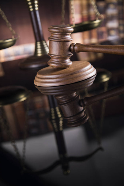 Törvény téma, bunkó, bíró, a fából készült marok, a tükör-tükröződés háttér - Fotó, kép