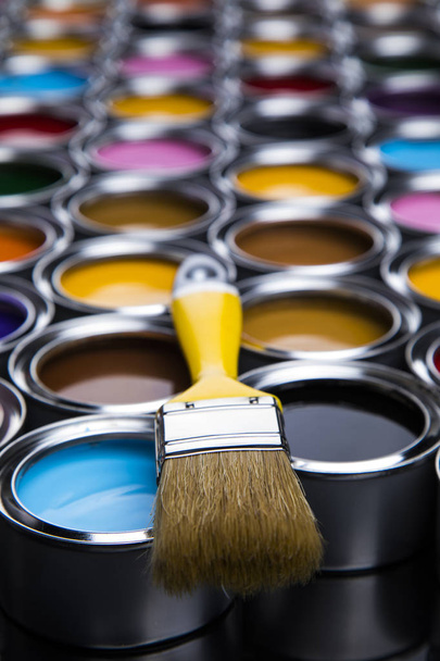 Renk boya ve boya fırçası ile teneke metal kutular - Fotoğraf, Görsel