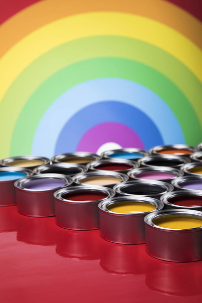 Secchi pieni di pittura ad olio colorata arcobaleno
 - Foto, immagini