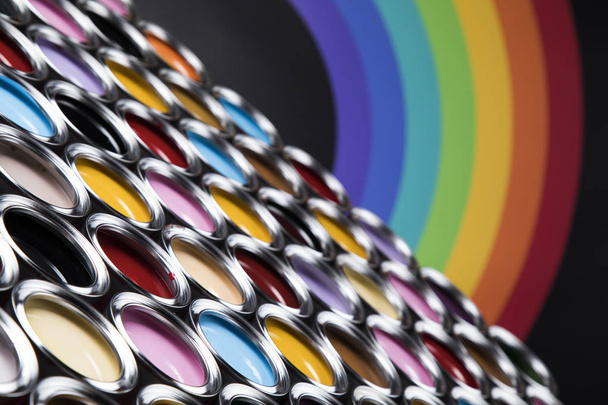 Colores del arco iris, latas abiertas de pintura - Foto, Imagen
