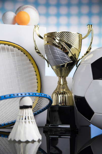 白い表彰台での受賞者のカップ,スポーツの背景 - 写真・画像