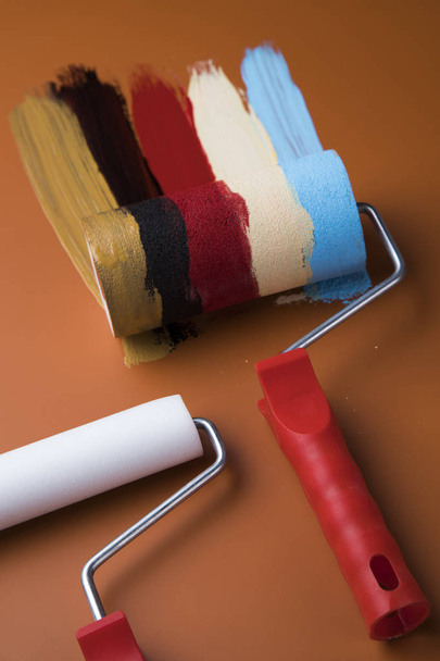 Ролик краски, жестяные металлические банки с цветом
 - Фото, изображение