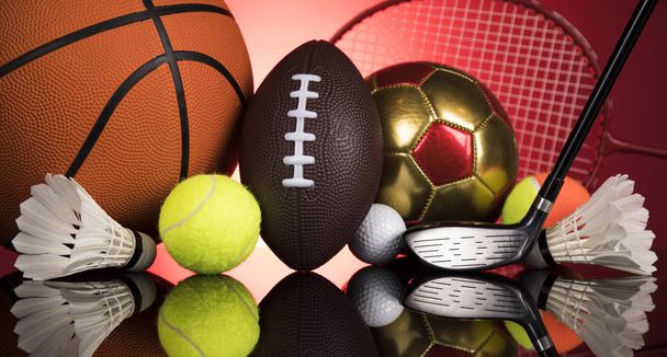 Bolas e diferentes equipamentos desportivos
 - Foto, Imagem