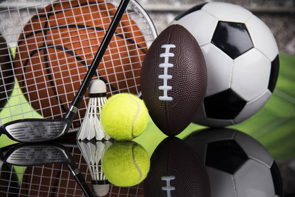 Bolas y diferentes equipos deportivos
 - Foto, Imagen