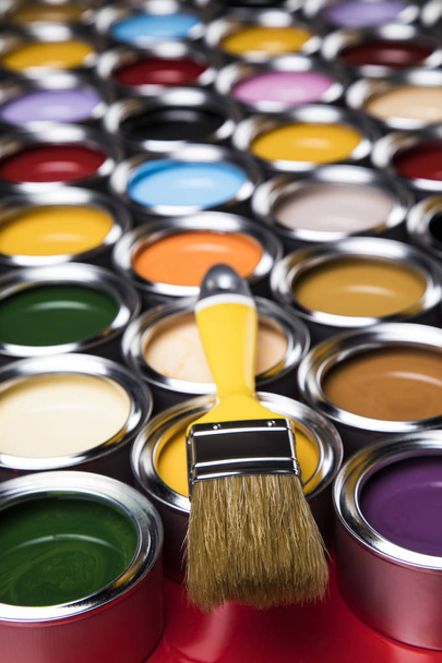 жестяные металлические банки с цветной краской и кистью
 - Фото, изображение