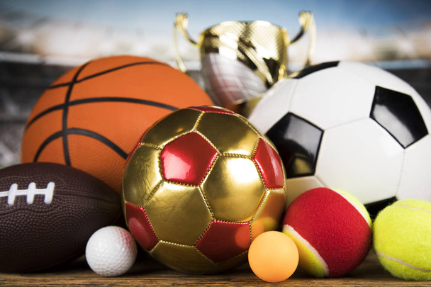 Taças de premiados, Equipamento desportivo e bolas
 - Foto, Imagem