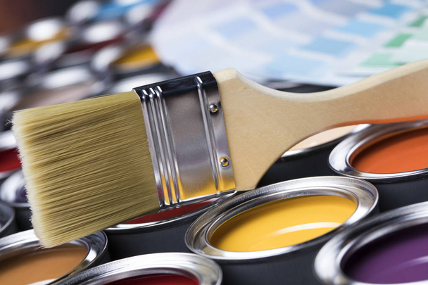 Latas de lata com tinta, pincéis e paleta brilhante de cores - Foto, Imagem