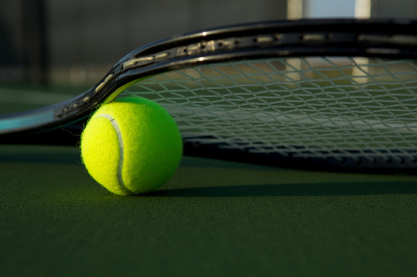 teniszlabda és ütő - Fotó, kép