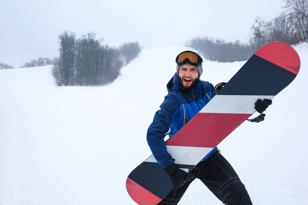Snowboarder auf Piste im Wintersportort - Foto, Bild