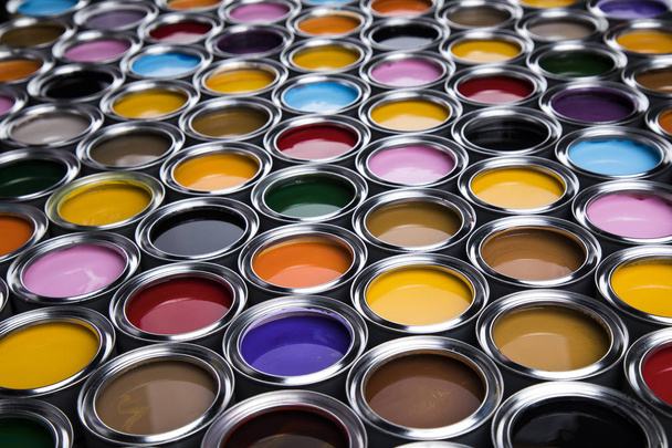 Baldes cheios de tinta a óleo colorida do arco-íris
 - Foto, Imagem