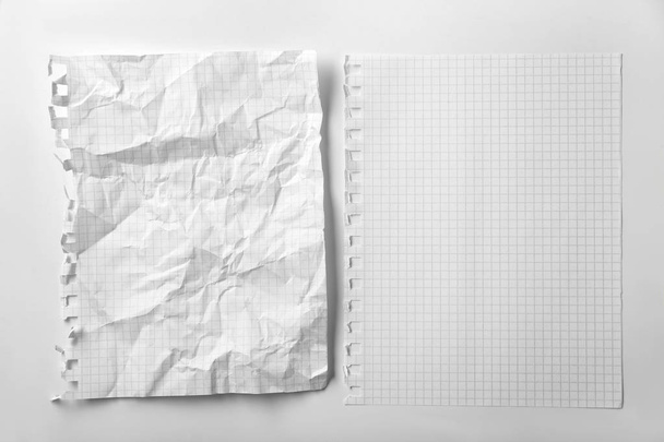 Üres papírlapok fehér háttérrel - Fotó, kép