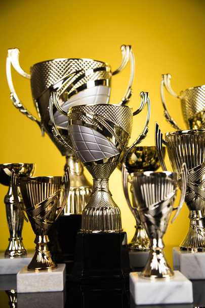 Concetto premiato e campionato, coppa trofeo su sfondo sportivo - Foto, immagini
