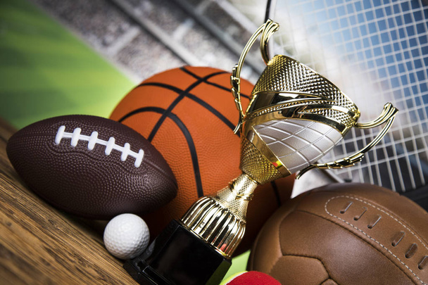 Poháry vítězové ocenění, sportovní vybavení a míčky - Fotografie, Obrázek