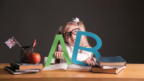 Girl Learns Alphabet - Materiał filmowy, wideo
