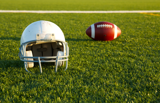 フィールド上のボールとフットボール ヘルメット - 写真・画像