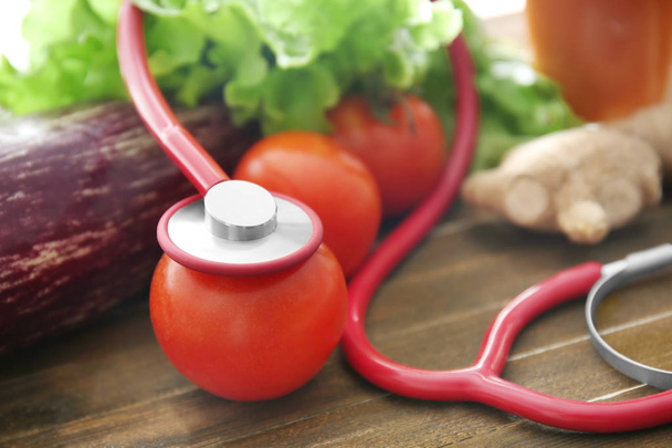 Stetoskooppi vihanneksia puupöydällä. Terveellisen ruoan käsite
 - Valokuva, kuva